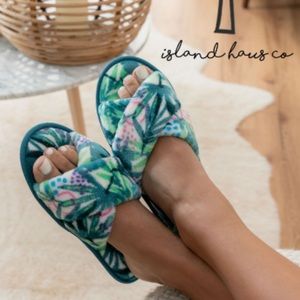 NWT Island Haus Co. The Island Time Slippers Size L/XL